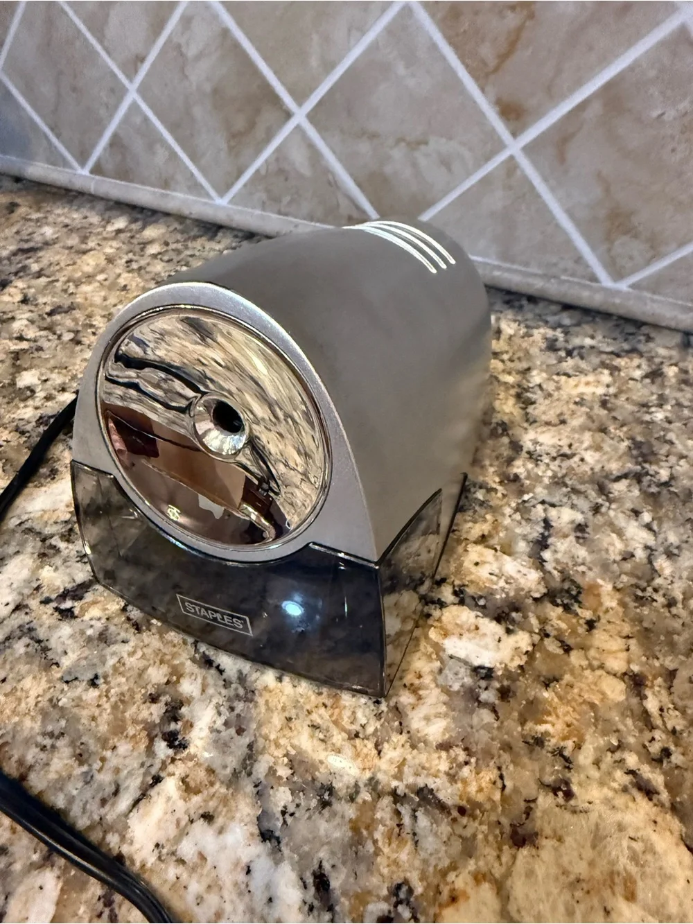 Staples Model 21835 Electric Pencil Sharpener, great condition, tested and works